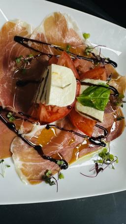 Caprese Del Guacho Prosciutto